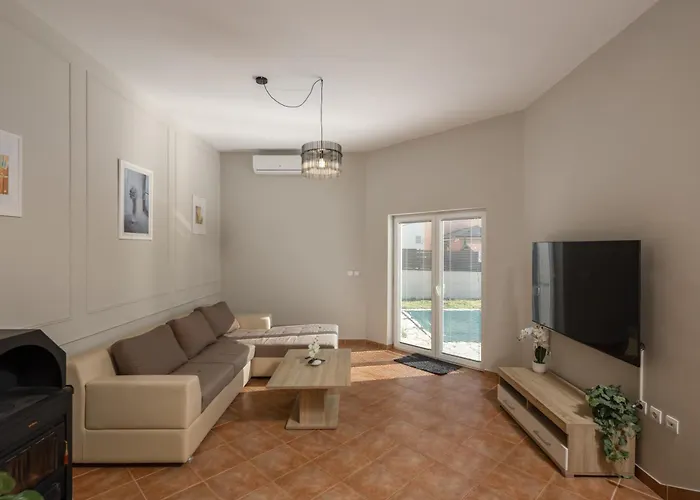 Oasis Jadreski Pool 普拉