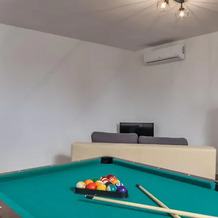 Oasis Jadreski Pool *